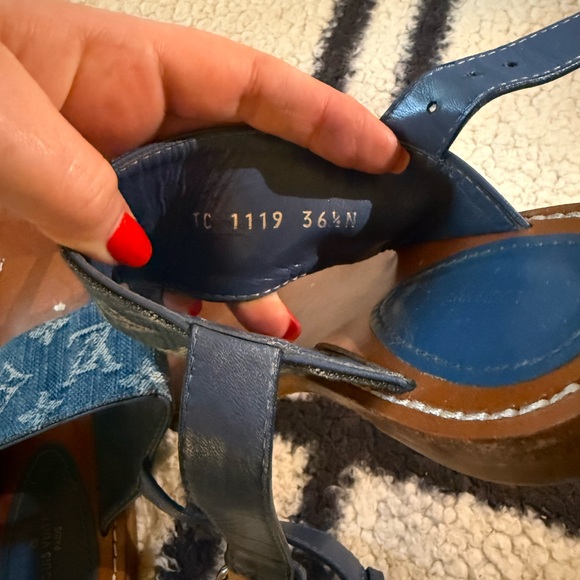 LV thong sandal - Picture 3 of 5